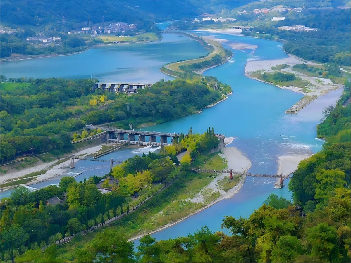 1‑Day Dujiangyan Irrigation, Qingcheng Mountain & Sichuan Opera Small‑Group Tour