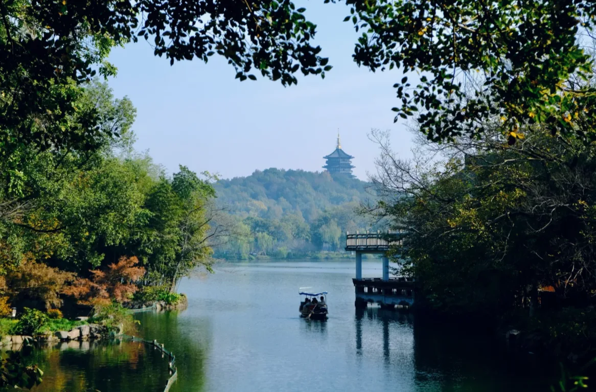West‑Lake tour - Photo 1