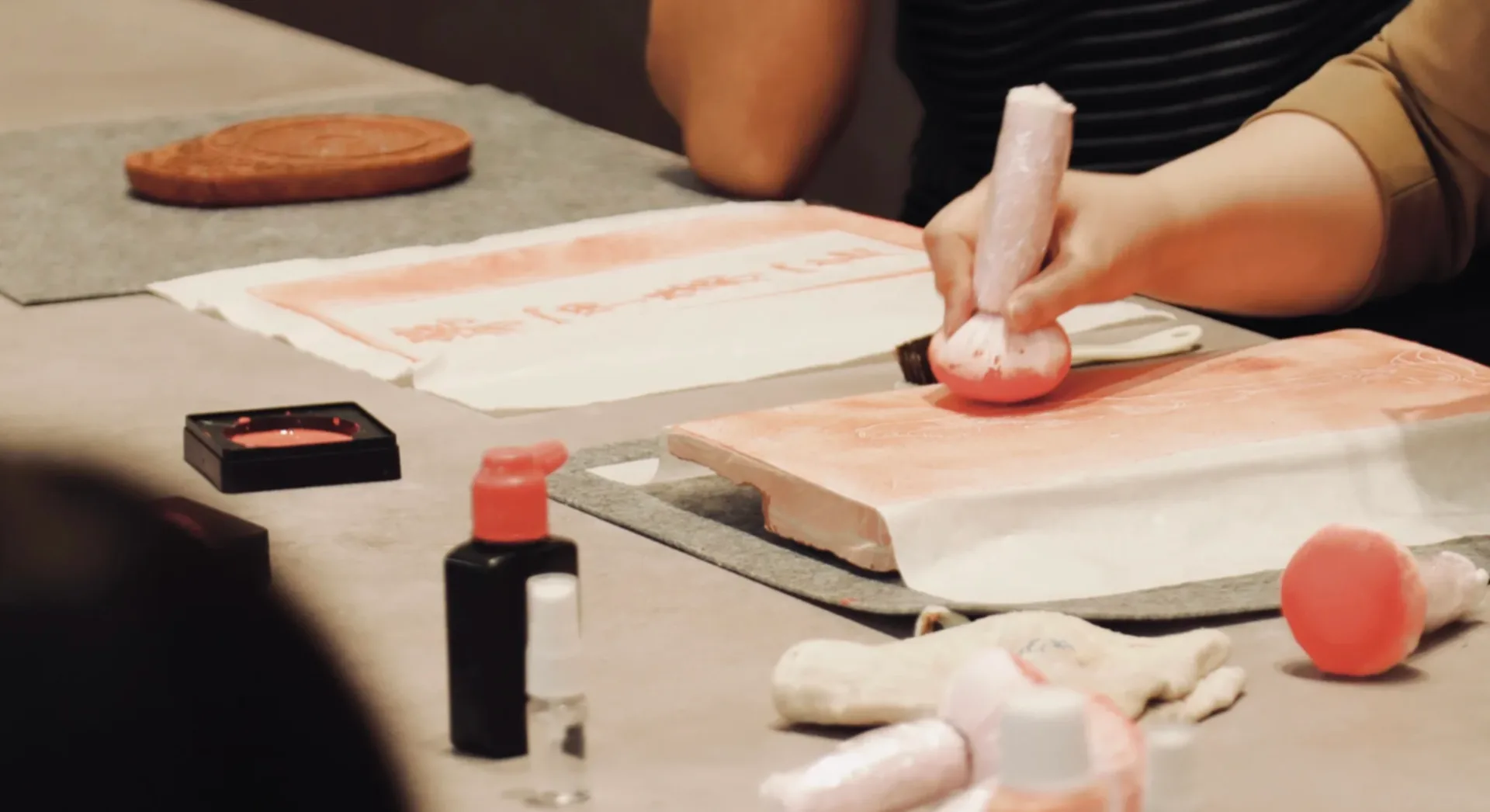Arrival, City Sights & Stone‑Rubbing Craft (Optional Night Cruise) - Photo 1