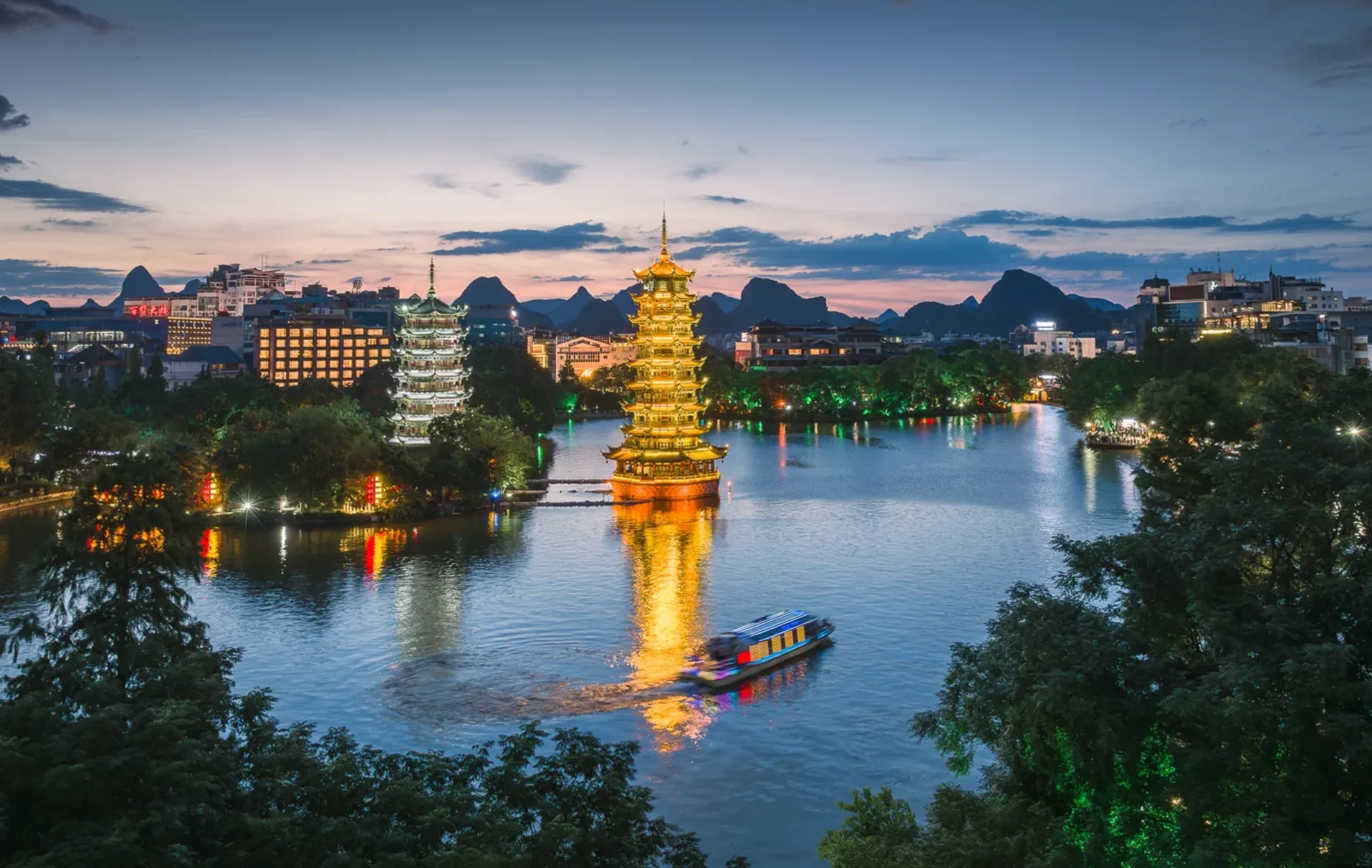 Arrival, City Sights & Stone‑Rubbing Craft (Optional Night Cruise) - Photo 4
