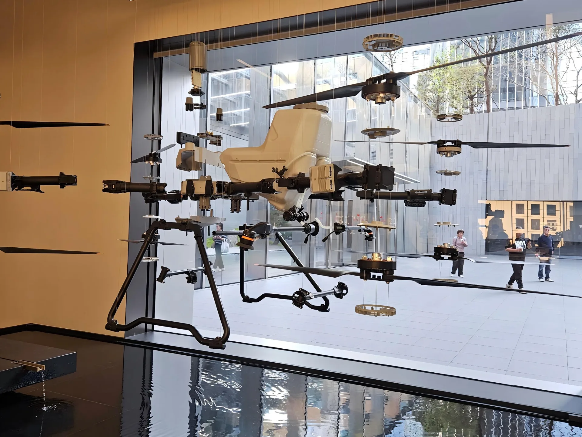 Huaqiangbei Electronics – DJI Drone Demo – Futuristic Underground Hub - Photo 2