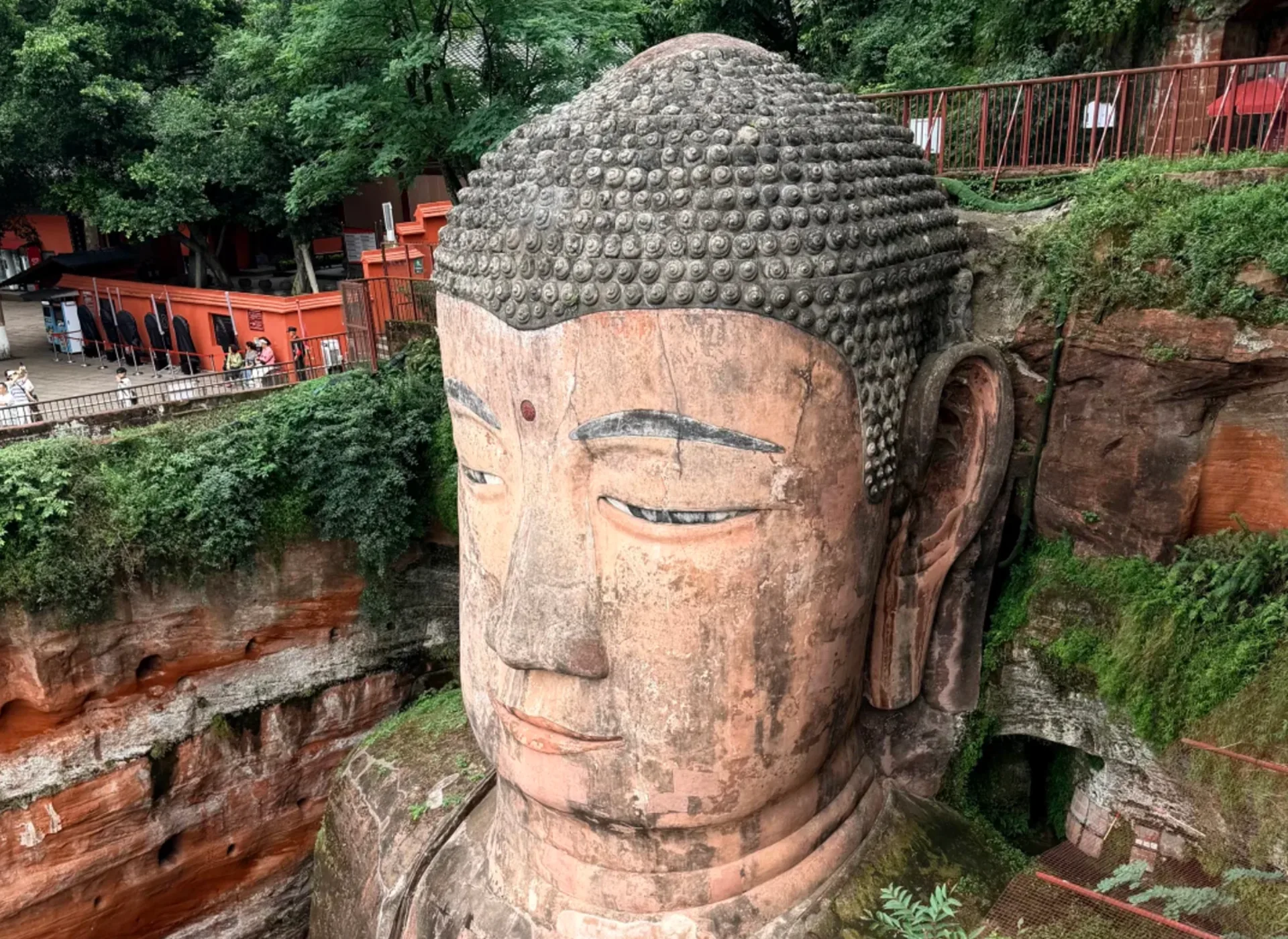 Leshan Giant Buddha & Huanglongxi Ancient Town - Photo 2