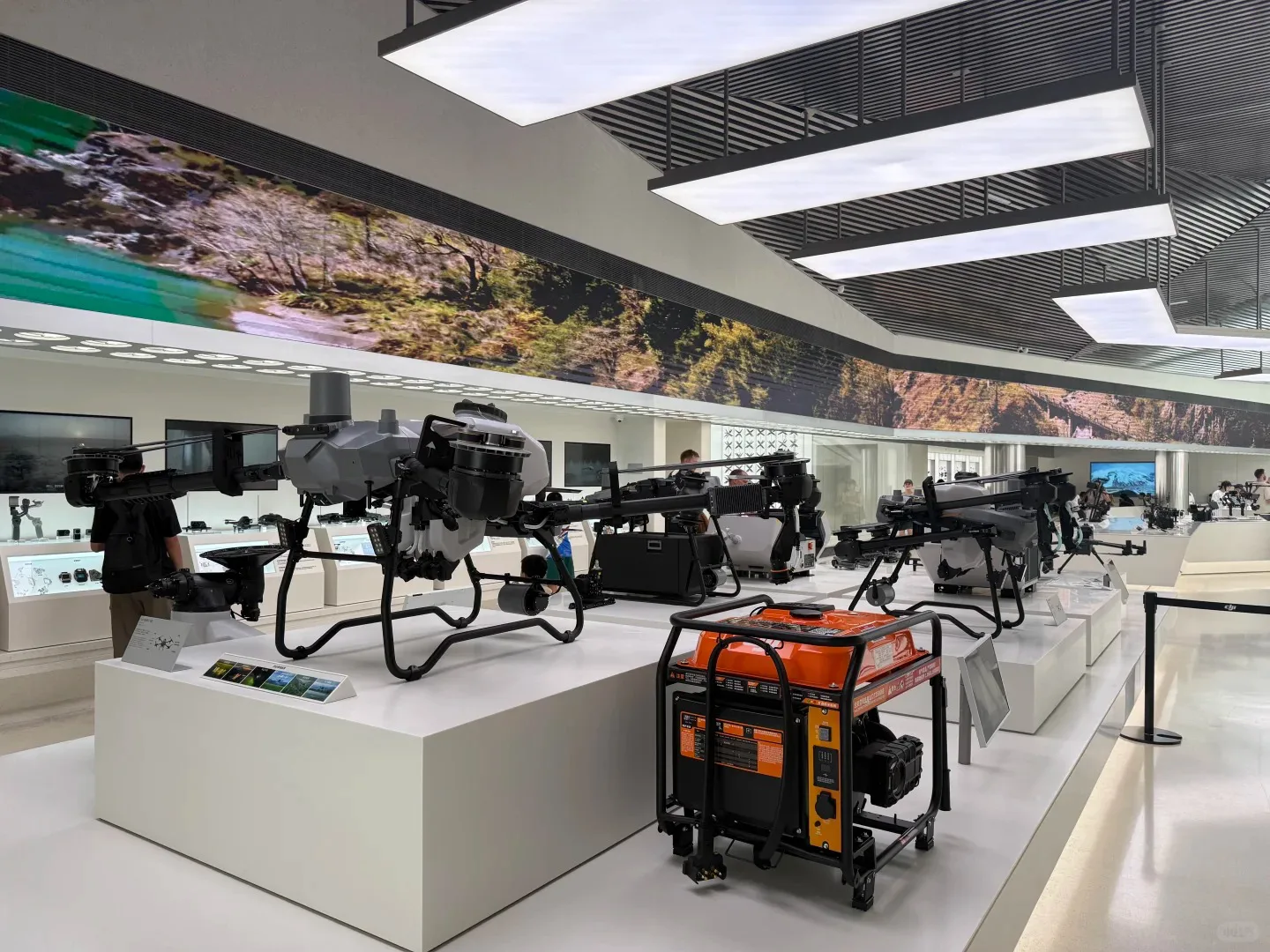 Dajiang Harbour Flagship Stores (Consumer Tech Showroom) - Photo 3