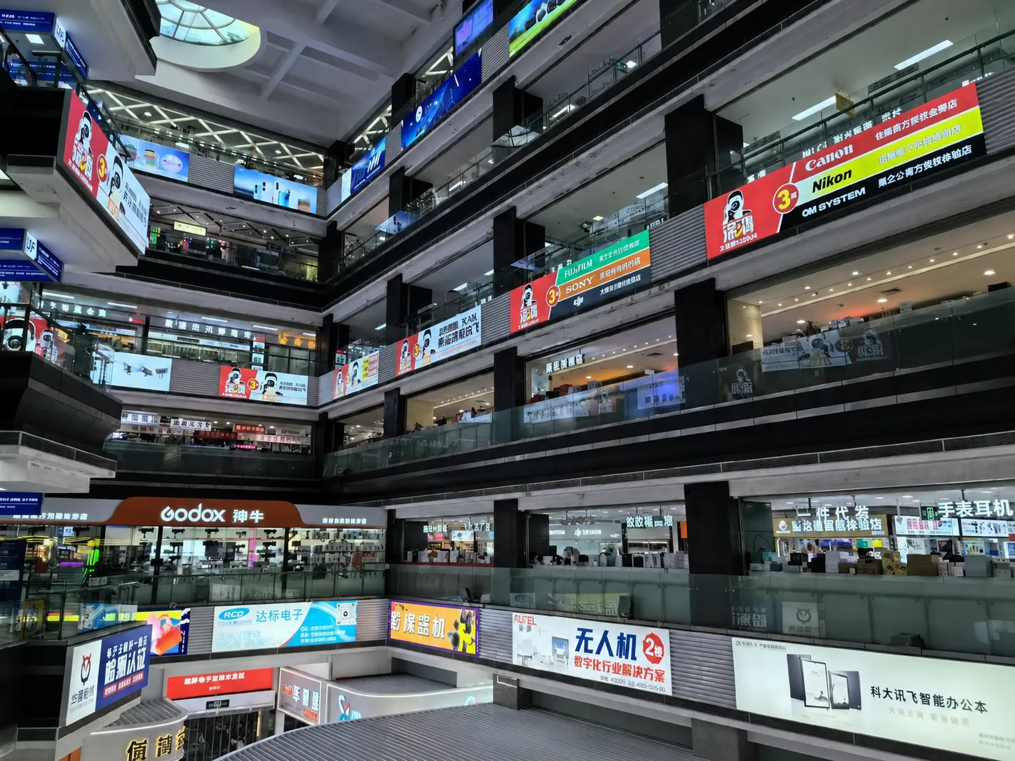 Huaqiangbei Electronics Market (SEG Plaza) - Photo 2